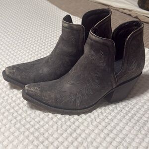 Distressed grey Ariat Dixon